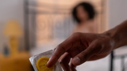 गर्भनिरोधक, तसंच लैंगिक आजारांना आळा घालण्याचं साधन म्हणून आज कंडोमचा वापर बऱ्याच अंशी वाढला आहे. गर्भनिरोधक, तसंच लैंगिक आजारांना आळा घालण्याचं साधन म्हणून आज कंडोमचा वापर बऱ्याच अंशी वाढला आहे.