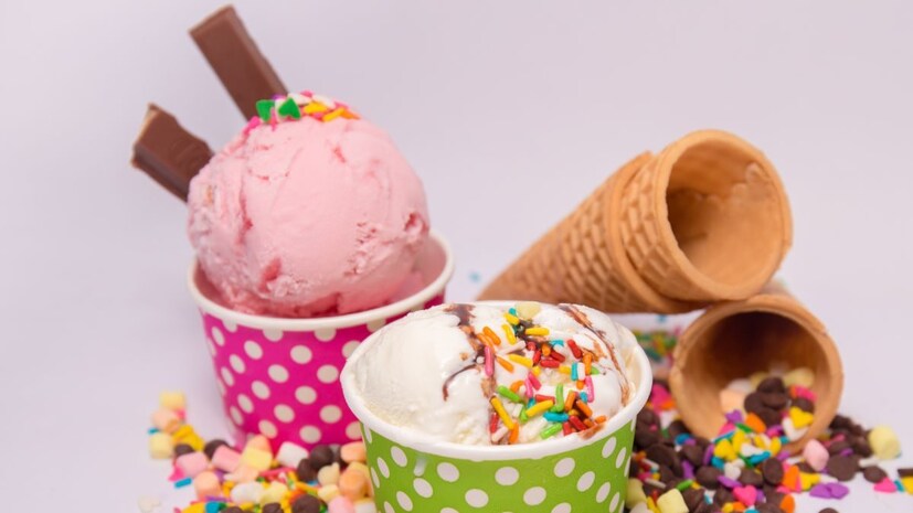 शरोशीन: किंवा शरशीन. 'शरस्/शर' म्हणजे साय (cream) आणि 'शीन' म्हणजे घन बर्फ (ice). शब्दशः भाषांतर असल्यामुळे ice cream साठी हा शब्द अधिक समर्पक वाटतो. असं त्यांचं म्हणणं आहे.