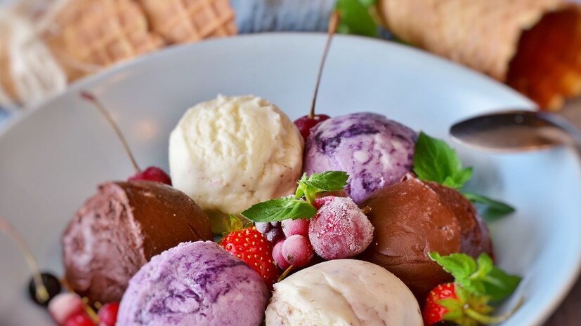 या शिवाय आईस्क्रीम हा वेगवेगळ्या फळांच्या फ्लेवर्समध्ये येतो. अनेकांना फळांच्या बदल्यात त्याचं आईस्क्रीम खायला आवडतात. ज्यामध्ये कोकोनट, मॅगो, चिकू, सीताफळ, पेरु या फळांचे आईस्क्रीम खूपच प्रसिद्ध आहेत.