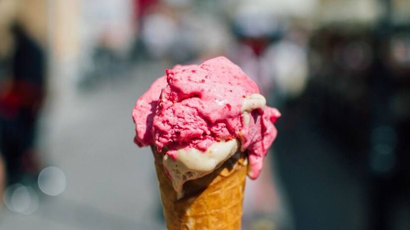 तसे पाहाता थेट मराठीत आइस्क्रीमसाठी प्रचलित शब्द नाही, पण संस्कृतोद्भव प्रतिशब्द त्याला नक्कीच आहे.पयोहिम असे आईस्क्रीमचे संस्कृतात नाव आहे. आता याला थोडं सविस्तर समजून घेऊ. 'पयस्' म्हणजे दूध आणि 'हिम' म्हणजे भुसभुशीत बर्ष (snow) किंवा थंड. हा शब्द एका ऑन्लाइन संस्कृत शब्दकोशात आहे.