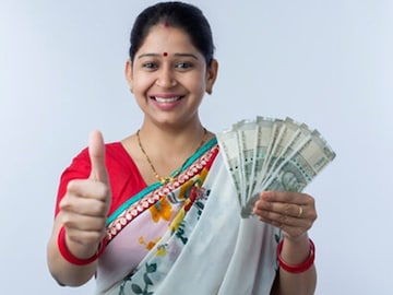 मोदींचं महिलांना मोठं गिफ्ट! मिळणार 10 हजार, पाहा कोणत्या महिला पात्र मोदींचं महिलांना मोठं गिफ्ट! मिळणार 10 हजार, पाहा कोणत्या महिला पात्र