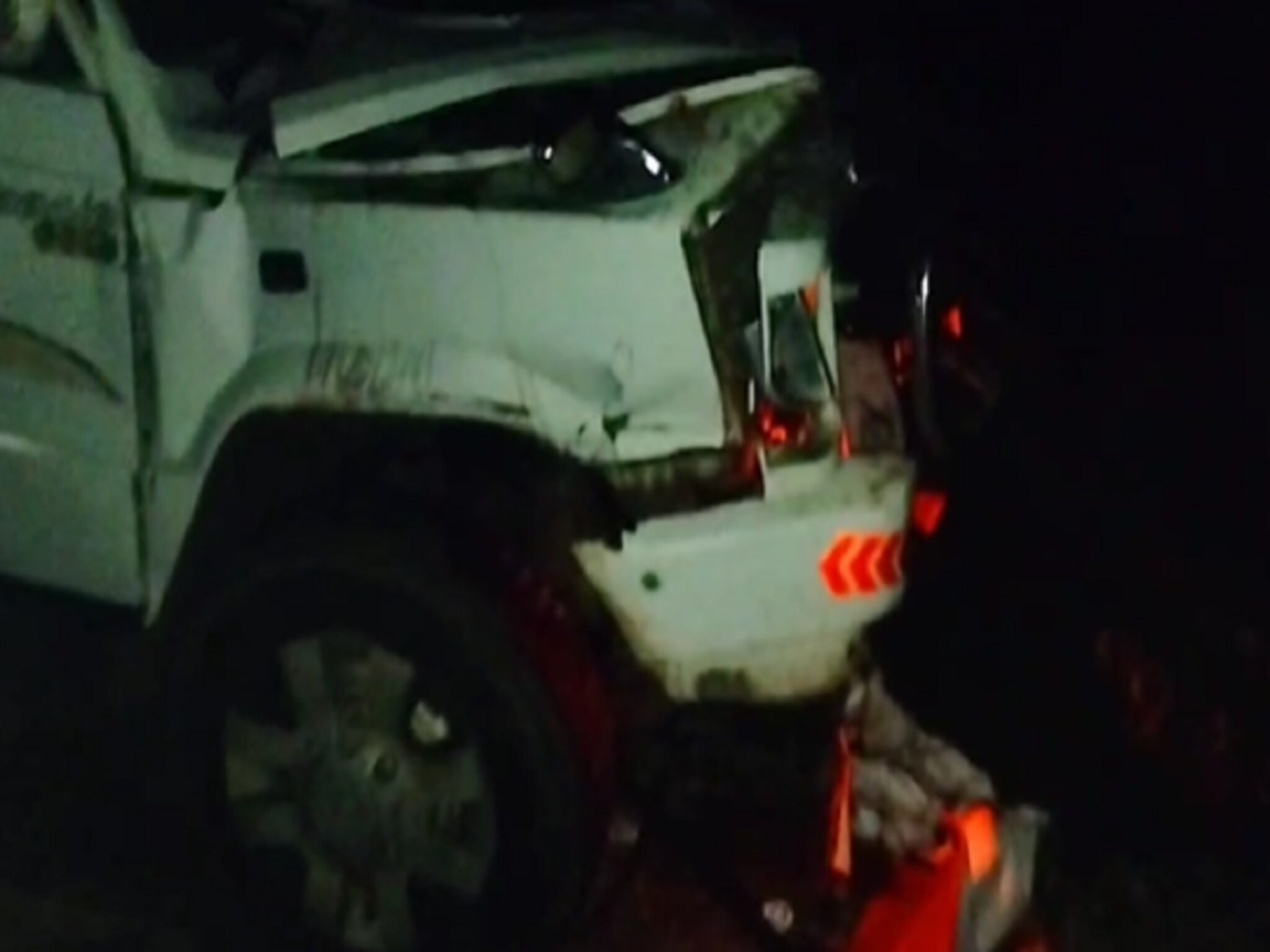 Latur Accident : टाटा सुमोची ट्रकला धडक, 2 महिलांसह तिघांचा जागीच मृत्यू