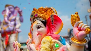 गणपती बाप्पा आल्यावर त्यांची पूजा करताना वेगवेगळ्या आरत्या म्हटल्या जातात. मात्र या आरत्या म्हणताना अनेकजण चुकाही करतात. 