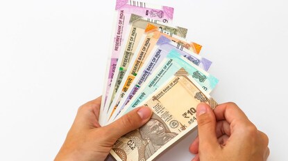 खरंतर भारतीय रिजर्व बँकेने या लहान नोटींची छपाई बंद केली आहे. हा मुद्दा उचलत अर्थमंत्री निर्मला सीतारमण यांना टागोर यांनी पत्र लिहिले की बाजारात या नोटांची कमी आहे, ज्यामुळे गरीब आणि सर्व सामान्य जनतेला त्रासाला सामोरं जावं लागत आहे. खरंतर भारतीय रिजर्व बँकेने या लहान नोटींची छपाई बंद केली आहे. हा मुद्दा उचलत अर्थमंत्री निर्मला सीतारमण यांना टागोर यांनी पत्र लिहिले की बाजारात या नोटांची कमी आहे, ज्यामुळे गरीब आणि सर्व सामान्य जनतेला त्रासाला सामोरं जावं लागत आहे.