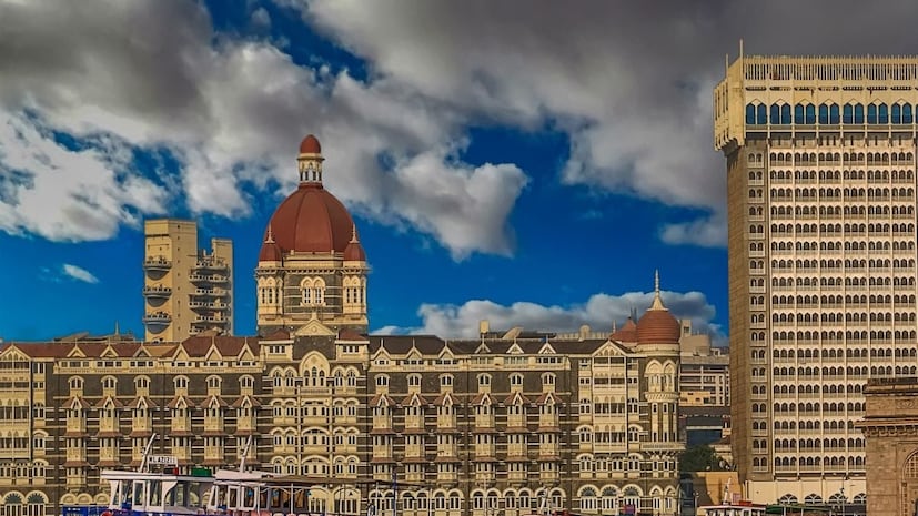 कफ परेडकफ परेड हा मुंबईच्या पॉश परिसरांपैकी एक आहे. या भागात अनेक उंच इमारती आहे. याच भागात मुंबईतील फेमस ताज हॉटेल देखील आहे. शिवाय या भागात मोठमोठे बिजनेसमॅन लोक रहातात.