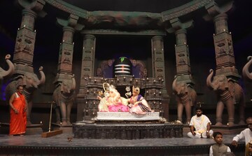 16 हत्ती, 60 घंटा,15 मोठे त्रिशुळ आणि 10 फुटांचा नंदी, पुण्यातलं असंही गणेश मंडळ 16 हत्ती, 60 घंटा,15 मोठे त्रिशुळ आणि 10 फुटांचा नंदी, पुण्यातलं असंही गणेश मंडळ