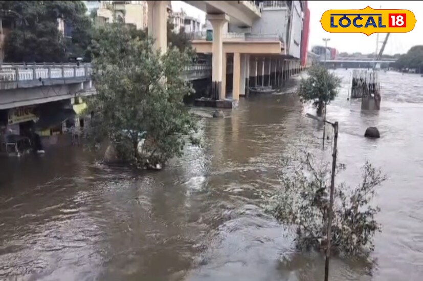 परतीच्या पावसानं पुणे शहर आणि जिल्ह्यात जोरदार हजेरी लावली आहे. पुणे शहराला पावसाचा रेड अलर्ट देण्यात आला असून त्या पार्श्वभूमीवर पुण्यातील शाळा तसेच कार्यालयांना सुट्टी जाहीर करण्यात आली आहे. पुण्यात आज संध्याकाळी जोरदार पावसाची शक्यता हवामान विभागाने वर्तवली आहे.