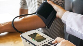 योग्य आहाराचं सेवन न करणं, बिघडलेली जीवनशैली यामुळे उच्च रक्तदाबाची समस्या सुरू होते.