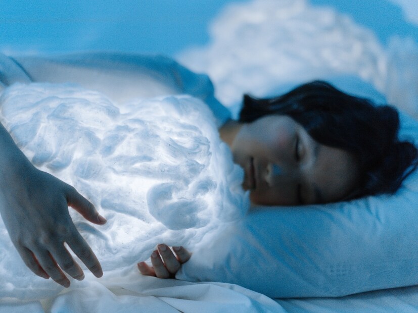 वर्षातून एकदा श्राद्ध पूजा करावी आणि यावेळी हे फोटो बाहेर काढून त्याची पूजा करावी,’ असंही गुरुजींनी सांगितलं. पूर्वज किंवा मृत व्यक्ती स्वप्नात येणे हे फारसे चांगले नसते. पण, ते कोणत्या उद्देशाने आले आहेत हे पाहणे आवश्यक आहे, असा सल्ला पारेकर गुरुजींनी दिला.