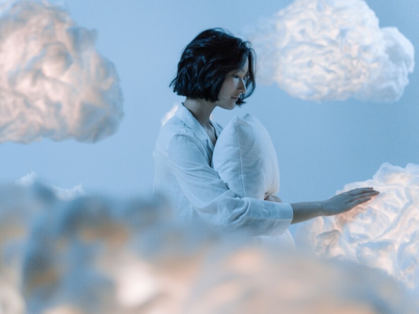 मृत व्यक्ती पहाटे स्वप्नात आल्या तर…. ‘मृत व्यक्ती पहाटे स्वप्नात आल्या तर त्या नेमके काय बोलत आहेत यावर सर्व गोष्टी अवलंबून आहेत. पहाटेची स्वप्नं खरी ठरतात असे शास्त्रात म्हंटले आहे असे पारेकर गुरुजी यांनी सांगितले. त्यामुळे जर ते काही वाईट बोलत असतील तर वाईट घडते मात्र त्यांनी काही चांगले सांगितले असेल तर चांगले घडण्याची शक्यता असते,’ असं त्यांनी स्पष्ट केलं.