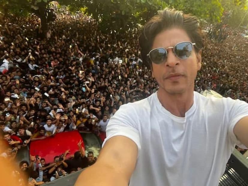 बॉलिवूड अभिनेता शाहरुख खानचे भारतातच नाही तर जरभरात असंख्य चाहते आहेत. शाहरुखचा 'दीवाना' हा चित्रपट सुपरहिट ठरला होता. मात्र त्याने 'दीवाना' च्या आधी 'राजू बन गया जेंटलमैन' हा चित्रपट साइन केला होता जो 'दीवाना'नंतर रिलीज झाला.