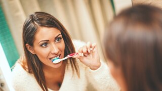 बहुतेक घरांमध्ये असे आढळते की घरातील लोक एकमेकांचे टुथब्रश वापरतात. मात्र असे करणे ओरल हेल्थच्या दृष्टीने अतिशय घातक आहे. 