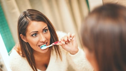 बहुतेक घरांमध्ये असे आढळते की घरातील लोक एकमेकांचे टुथब्रश वापरतात. मात्र असे करणे ओरल हेल्थच्या दृष्टीने अतिशय घातक आहे. 