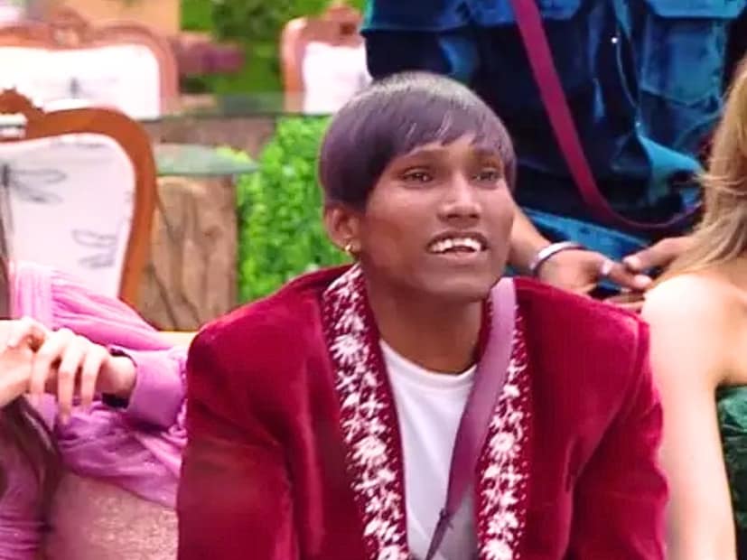 दरम्यान, बिग बॉसच्या घरात सूरज चव्हाणची चांगलीच चर्चा आहे. त्याचा अंदाज प्रेक्षकांच्या पसंतीस उतरत आहे. 