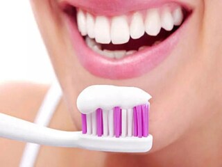 या टूथपेस्टने लवकर पडतील दात