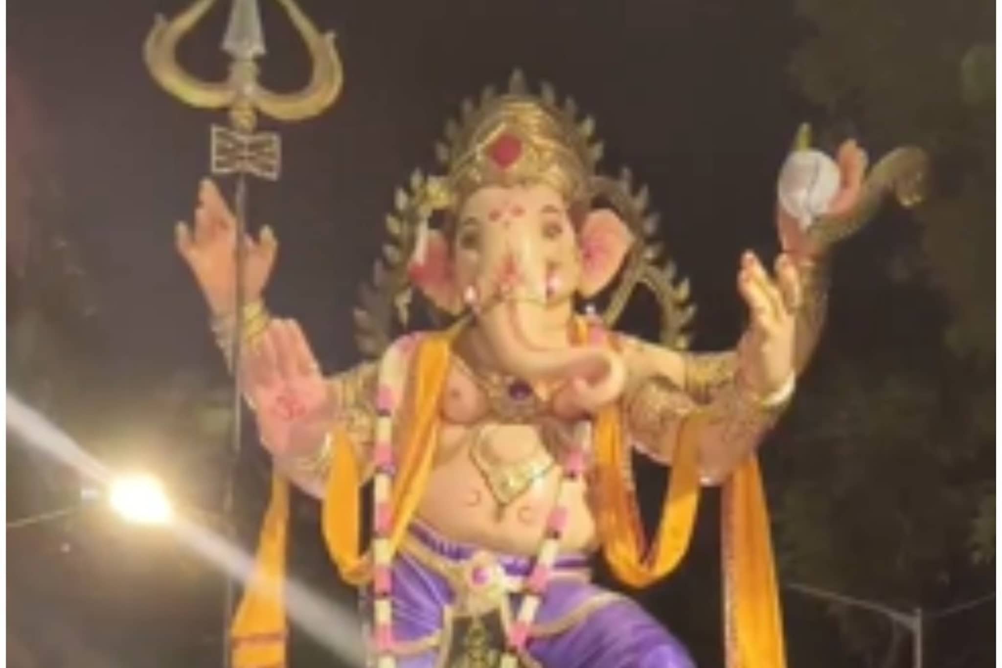 तुलसीवाडी महाराजाचं आगमन, मुंबईच्या रस्त्यांवर बाप्पाच्या पहिल्या झलकस