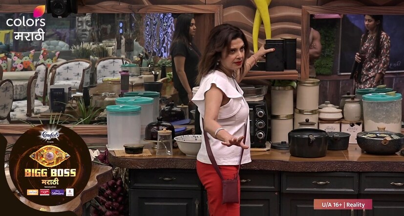 बिग बॉस मराठीच्या घरात आपल्या चिरतरूण सौंदर्यानं प्रेक्षकांच्या मनावर राज्य करणाऱ्या कोणी असतील त्या अभिनेत्री वर्षा उसगावकर आहेत. बिग बॉस मराठीच्या घरात आपल्या चिरतरूण सौंदर्यानं प्रेक्षकांच्या मनावर राज्य करणाऱ्या कोणी असतील त्या अभिनेत्री वर्षा उसगावकर आहेत.