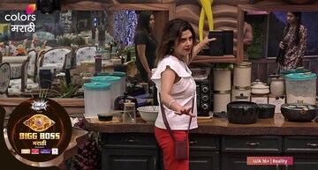 पन्नाशीतही इतक्या सुंदर कशा दिसतात वर्षा उसगावकर? सांगितलं 'ब्युटी सिक्रेट' पन्नाशीतही इतक्या सुंदर कशा दिसतात वर्षा उसगावकर? सांगितलं 'ब्युटी सिक्रेट'