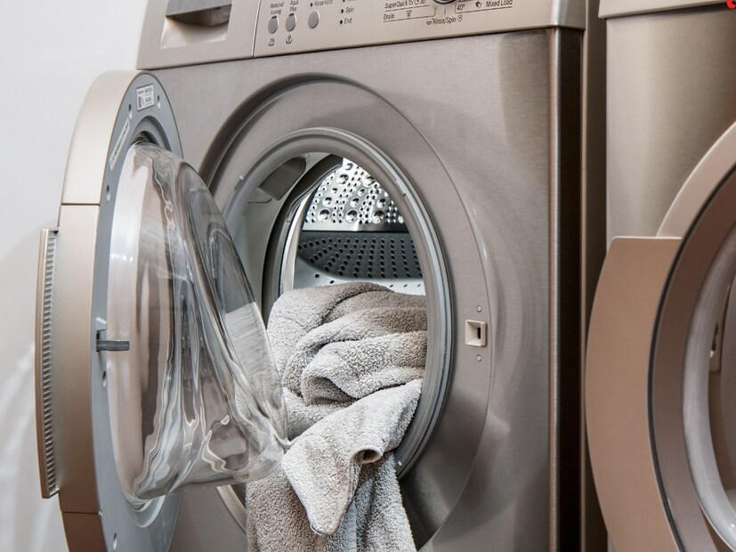 Voltas Beko 12 Kg Semi Automatic : त्याची क्षमता 12 किलो आहे. हे सेमी ऑटोमॅटिक वॉशिंग मशीन आहे. 5 स्टार रेटिंग असलेल्या या वॉशिंग मशीनचा कमाल वेग 1350 rpm आहे. यात 1 वर्षाची कॉप्रेहेंसिव्ह वॉरंटी आणि 5 वर्षांची मोटर वॉरंटी आहे. Flipkart वर 7 हजारांहून अधिक लोकांनी याला 4.2 स्टार रेटिंग दिले आहे. त्याची एमआरपी 22,590 रुपये आहे, परंतु ती 14,490 रुपयांना खरेदी केली जाऊ शकते.