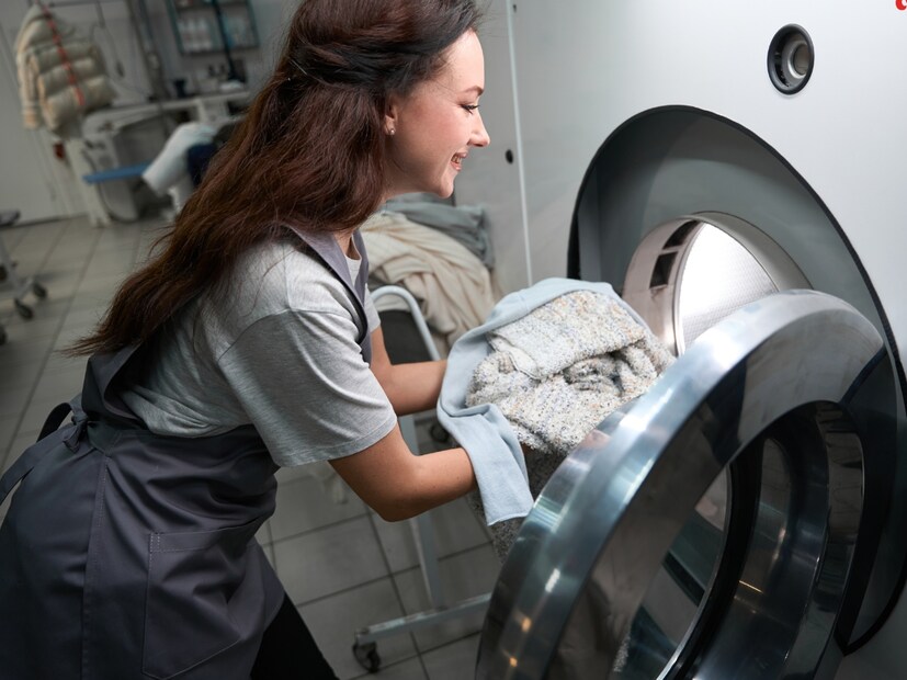 Whirlpool 7 kg Magic Clean 5 Star Fully Automatic : हे पूर्णपणे ऑटोमॅटिक वॉशिंग मशीन आहे. त्याची क्षमता 7 किलो आहे. 5 स्टार रेटिंग असलेल्या या वॉशिंग मशीनचा कमाल वेग 740 rpm आहे. यात 2 वर्षांची सर्वसमावेशक वॉरंटी आणि 5 वर्षांची मोटर वॉरंटी आहे. Flipkart वर 22 हजारांहून अधिक लोकांनी याला 4.1 स्टार रेटिंग दिले आहे. त्याची एमआरपी 19,350 रुपये आहे, परंतु ती 14,790 रुपयांना खरेदी केली जाऊ शकते.