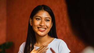 तुम्ही कधी विचार केला आहे का की नेहमी मुलेच त्यांचे प्रेम सर्वांत आधी व्यक्त का करतात? मुली प्रेमात असल्या तरीही त्या त्यांचे प्रेम व्यक्त करत नाहीत, तर त्या ते लपवून ठेवतात.