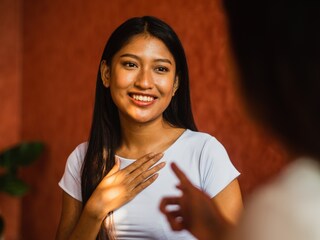 तुम्ही कधी विचार केला आहे का की नेहमी मुलेच त्यांचे प्रेम सर्वांत आधी व्यक्त का करतात? मुली प्रेमात असल्या तरीही त्या त्यांचे प्रेम व्यक्त करत नाहीत, तर त्या ते लपवून ठेवतात.