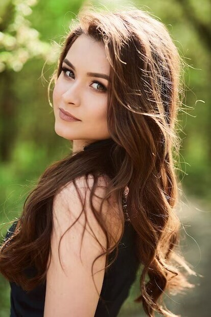 तुम्हाला काय वाटतं, सर्वात सुंदर महिला असलेला देश भारत असू शकतो? तर तसं अजिबात नाही, तुमचं उत्तर चुकीचं असेल. कारण त्या देशाचं नाव युक्रेन आहे. होय, युद्ध असूनही, युक्रेनियन महिलांना जगभरात आकर्षक मानलं जातं.