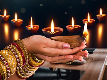 घरात दिवाळीसाठी या पटीत दिवे लावणं शुभ फळदायी! अशा ठिकाणी न चुकता लावायला हवे
