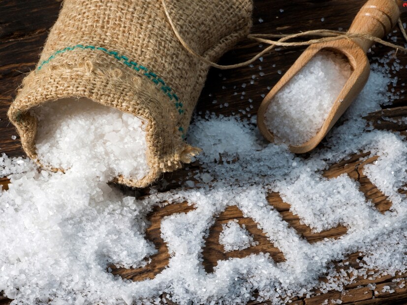 वर्ल्ड हेल्थ ऑर्गनायझेशन (WHO) नुसार दररोज 5 ग्रॅम मीठ खाणे आवश्यक आहे. 5 ग्रॅम मीठामध्ये सुमारे 2 ग्रॅम सोडियम असते, जे एका चमचाच्या बरोबरीचे आहे. तथापि, लोक 5 ग्रॅमच्या दुप्पट मीठ वापरतात. 