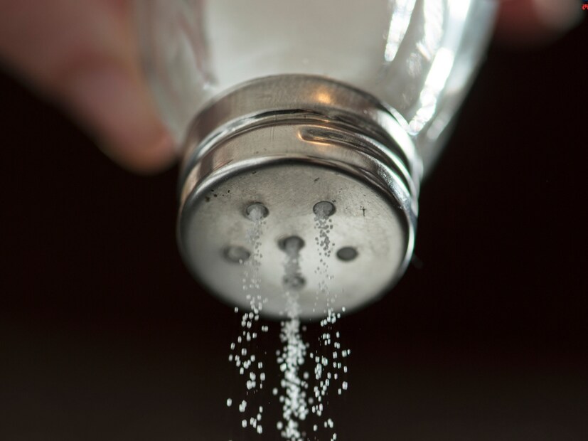 म्हणूनच आरोग्य तज्ञ नेहमी शिफारस करतात की मीठाचे सेवन कमीत कमी करावे. असा सल्ला लोकांना साखरेबाबतही दिला जातो.