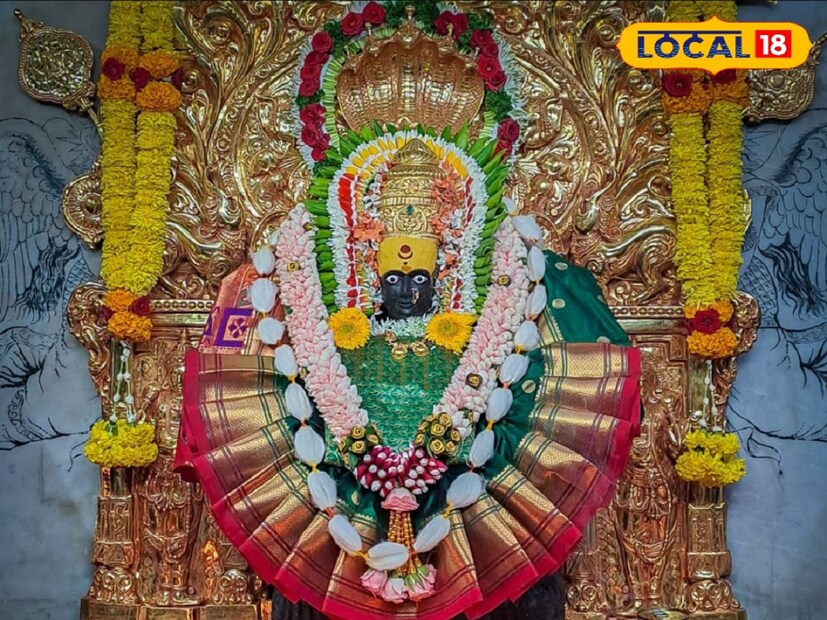 करवीर निवासिनी श्री महालक्ष्मीची उत्सवमूर्ती रात्री साडेनऊ वाजता पालखीत विराजमान होते. त्यानंतर पालखी आणि देवीचं पूजन होतं. मग चोपदाराची ललकारी होताच पालखी सोहळ्यास सुरुवात होते.