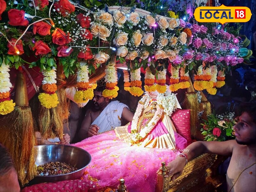 पालखीदरम्यान मानाचे गायक आपली गायनसेवा सादर करतात. यावेळी पालखी मंदिर प्रदक्षिणेस जात असताना भाविकांकडून अखंड पुष्पवृष्टी होते. त्यानंतर गरुड मंडपासमोर पालखी काहीवेळ थांबते. यादरम्यान मान्यवरांकडून मानवंदना दिली जाते. नंतर पालखीतील देवीची मूर्ती गरुड मंडपातील सदर सिंहासनावर काही क्षण विसावा घेते.