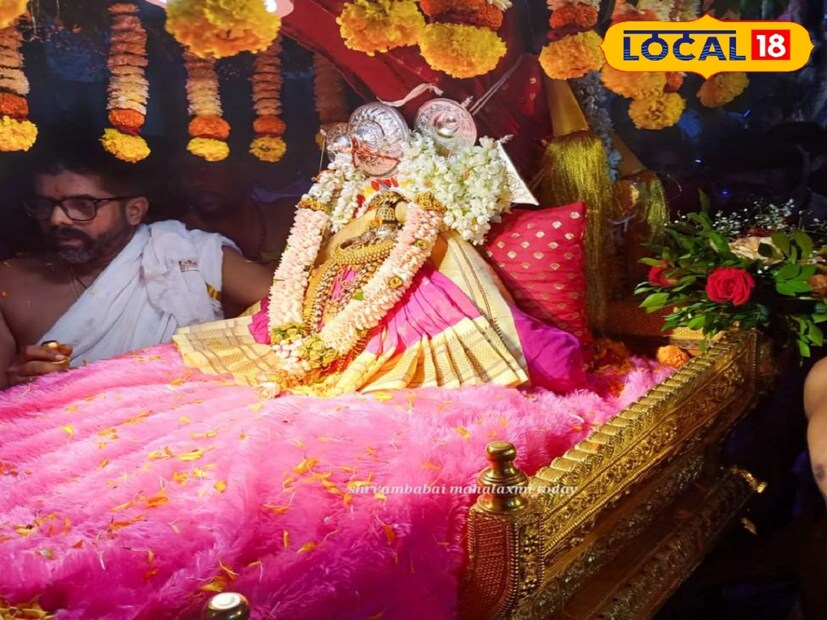 गरुड मंडपातील सदरेवर विराजमान झाल्यानंतर तोफेची सलामी दिली जाते. मग रात्री साडेदहा वाजता पालखी पुन्हा मंदिरात परतते. यावेळी आरतीने पालखी सोहळ्याची सांगता होते. शारदीय नवरात्रोत्सवाच्या सप्तमीला, 10 ऑक्टोबर रोजी कोल्हापुरातील श्री अंबाबाईची दुर्गादेवी रुपात पूजा बांधण्यात आली. अंबाबाईने दुर्गादेवीच्या रुपात भाविकांना दर्शन दिलं.