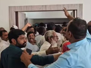 काँग्रेसमधील गटबाजी उफाळली, पक्ष श्रेष्ठींसमोरच दोन गटात जोरदार राडा