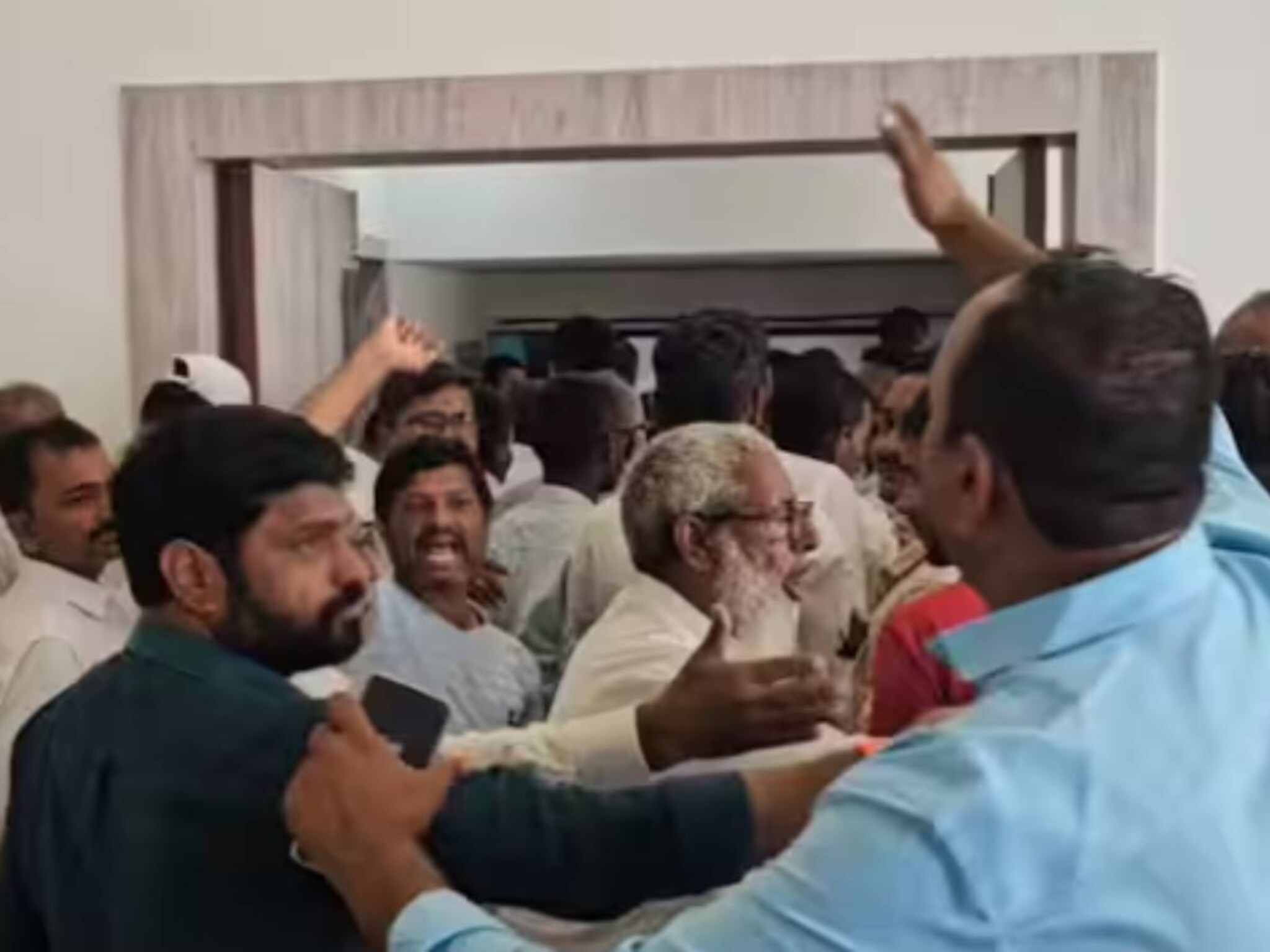 काँग्रेसमधील गटबाजी उफाळली, पक्ष श्रेष्ठींसमोरच दोन गटात जोरदार राडा