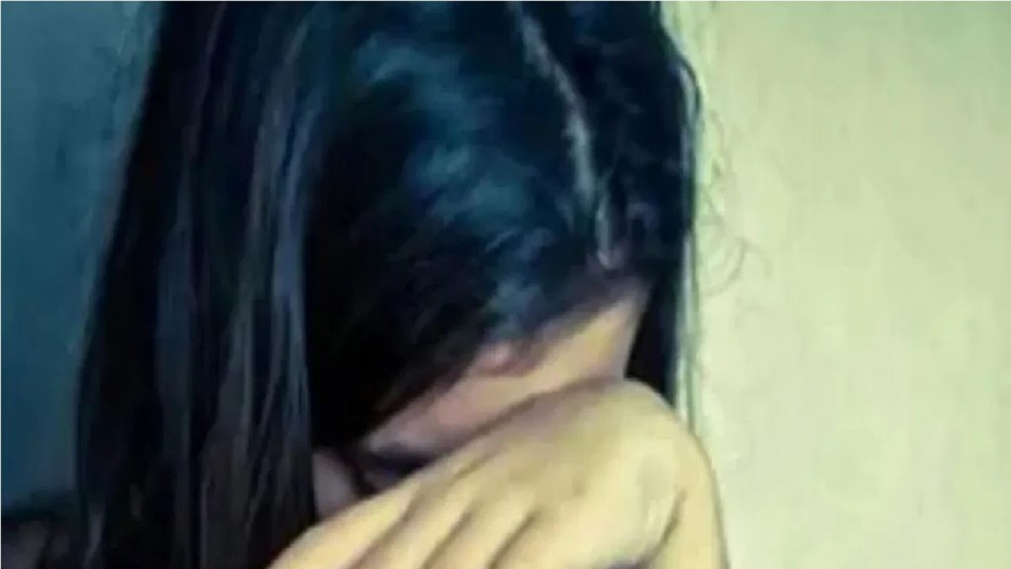 मुलीचे आई-वडील विळा घेऊन मागे लागले, तरुणाने विहिरीत उडी मारली, दुसऱ्या दिवशी तिने गळफास घेतला