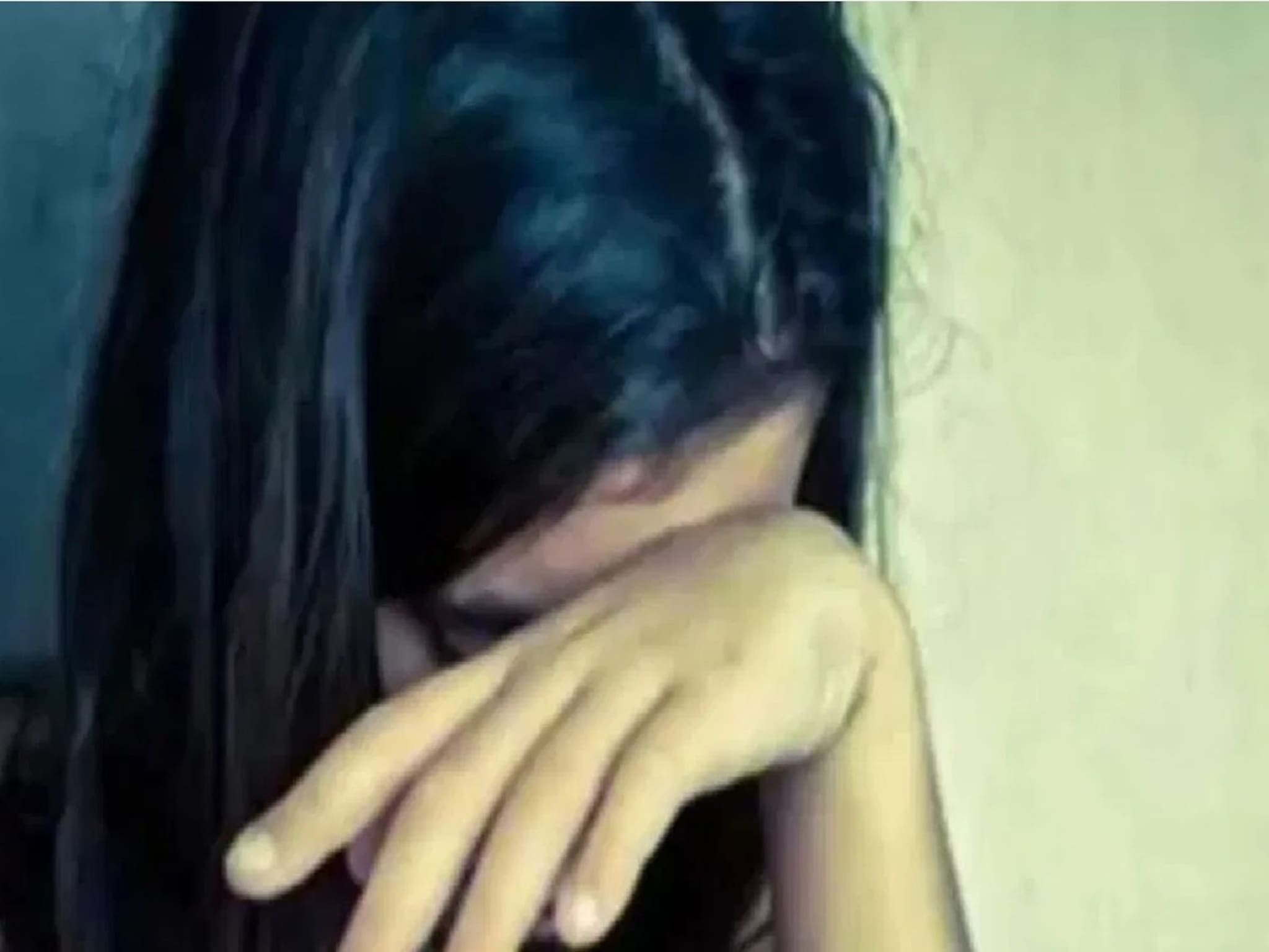 मुलीचे आई-वडील विळा घेऊन मागे लागले, तरुणाने विहिरीत उडी मारली, दुसऱ्या दिवशी तिने गळफास घेतला
