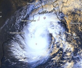 Dana Cyclone: 153 ट्रेन रद्द, मंदिरात दर्शन बंद, 2 दिवस सरकारकडून हायअलर्ट Dana Cyclone: 153 ट्रेन रद्द, मंदिरात दर्शन बंद, 2 दिवस सरकारकडून हायअलर्ट