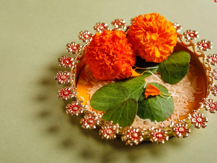 त्याचबरोबर या दिवशी बुद्धीची देवता म्हणून माता सरस्वतीची पूजा केली जाते. दसऱ्याच्या दिवशी सोन खरेदी केलं तर ते उत्तरोत्तर वाढत जातं, ते कधीच विकायची वेळ येत नाही, असं शास्त्रात सांगितलं आहे. त्यामुळे दसरा हा सण सुवर्ण, समृध्दी आणि आनंद देणारा आहे. 