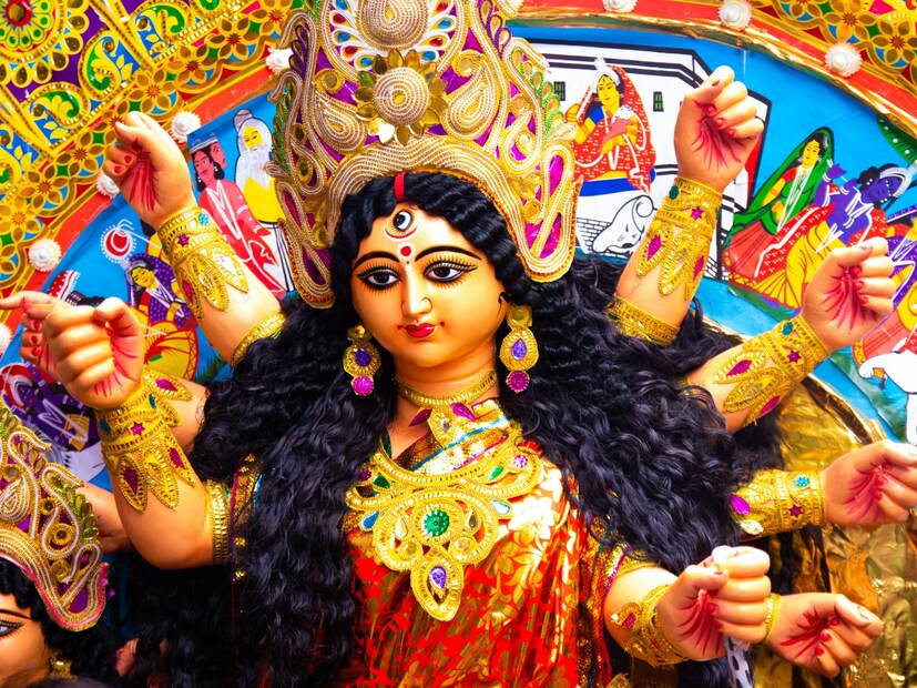 नवरात्रीचे नऊ दिवस दुर्गा देवीच्या नऊ रुपांची मनोभावे पूजा केली जाते. यानंतर दहाव्या दिवशी दसरा साजरा केला जातो. दसऱ्याच्या दिवशी शस्त्रांचे पूजन देखील केले जाते. 