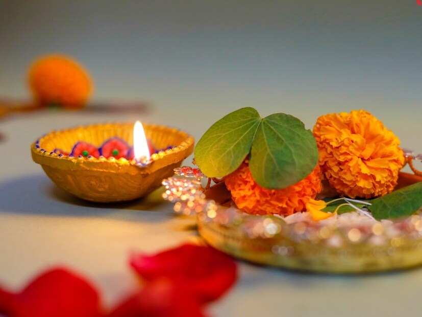 श्रीरामांचा जन्म रघुकुलात झाला. रघकुलातील श्रीरामांच्या पूर्वजांनी खूप संपत्ती कमावली. ती त्यांनी दान देखील केली. त्यानंतर त्यांनी वानप्रस्थ आश्रम स्विकारला. हे राजे जंगलात राहत असताना त्यांचे कुलगुरू कौत्स मूनी तिथं आले. त्यांनी त्या राजांकडे 14 कोटी सुवर्ण मुद्रा दान म्हणून मागितली. 