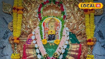 हजारो भाविक दर्शनाला. हजारो भाविक दर्शनाला.