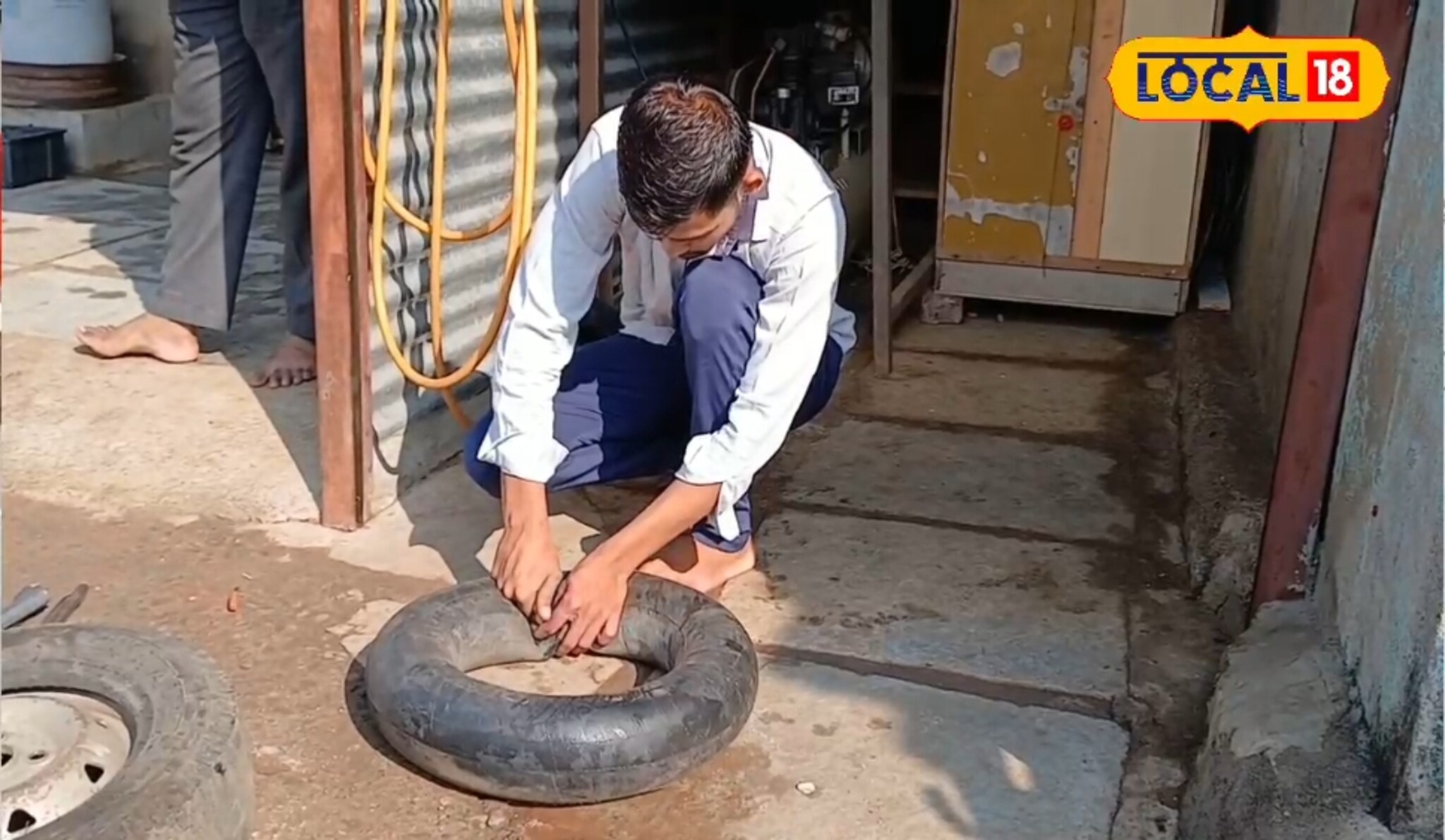 Success Story : क्लास न लावता, पंचर दुकानात काम करणाऱ्या सुरजनं नेव्ही परीक्षेत मिळवलं यश