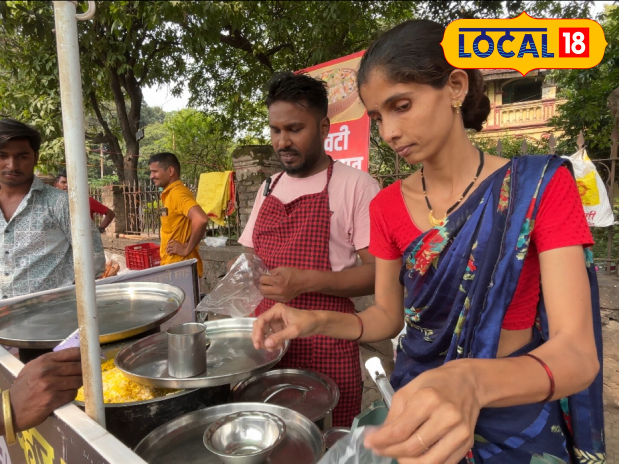 फक्त २५ रुपयात ह्या ठिकाणी मिळते अमूल बटर डाळ खिचडी, जोडप्याची स्वावलंबी कहाणी