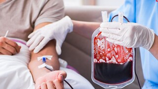 रक्तदान करण्याबाबत लोकांच्या मनात अनेक प्रश्न आणि शंका आहेत. अनेकांना असे वाटते की रक्तदान केल्याने आपले शरीर अशक्त होते. पण यामध्ये कोणतेही तथ्य नाही.