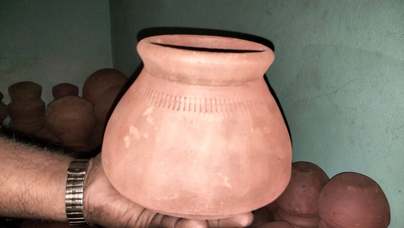 घटस्थापनेसाठी बहुतेक लोक मातीचे घट वापरतात. यासाठी कुंभार व्यवसायिकांनी साकारलेले मातीचे कलश बाजारपेठांमध्ये आले आहेत.