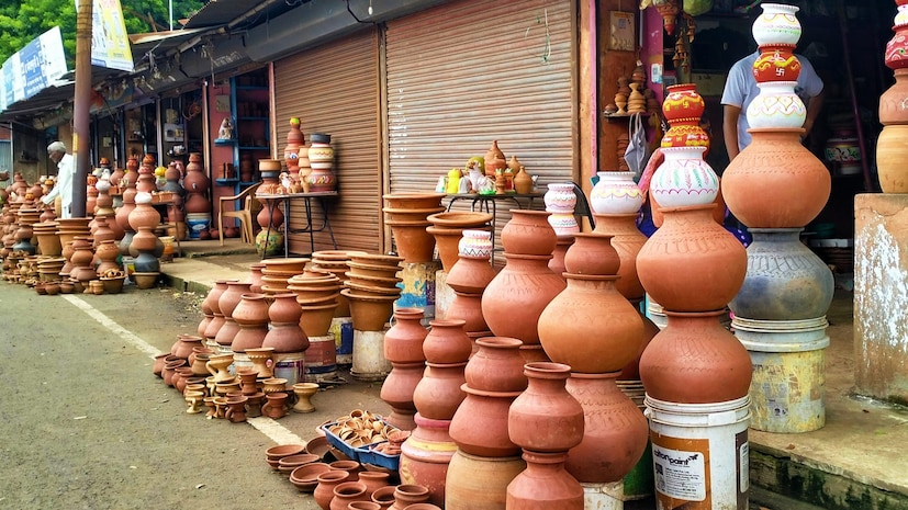 सध्या सांगलीतील मार्केटमध्ये निरनिराळ्या प्रकारचे घट पाहायला मिळत आहेत. यामध्ये पारंपारिक पद्धतीचे मातीचे घट तीन प्रकारच्या लहान मोठ्या आकारांमध्ये येतात. 