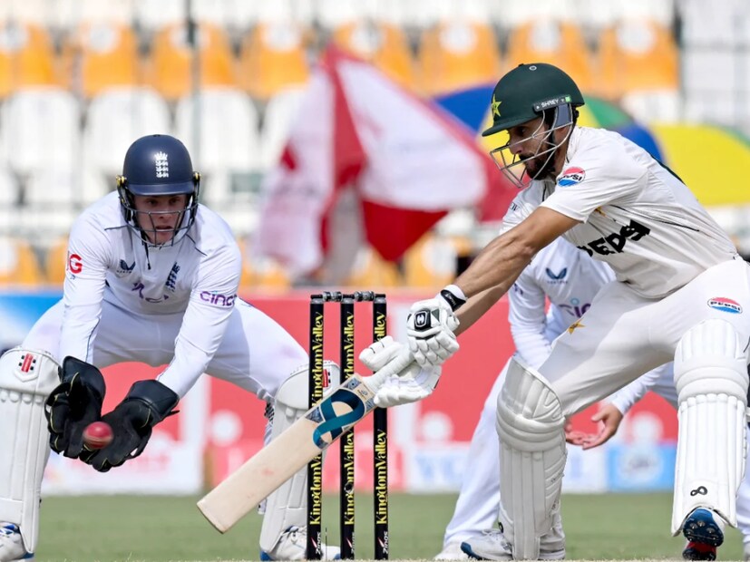 यजमान पाकिस्तान आणि इंग्लंड यांच्यात मुल्तानमध्ये पहिली कसोटी खेळवली जात आहे. या सामन्यात खोऱ्याने धावा निघत असल्याचं पहायला मिळतंय. मुल्तानच्या मैदानात इंग्लंडच्या खेळाडूंनी पाकिस्तानला घाम फोडलाय. यजमान पाकिस्तान आणि इंग्लंड यांच्यात मुल्तानमध्ये पहिली कसोटी खेळवली जात आहे. या सामन्यात खोऱ्याने धावा निघत असल्याचं पहायला मिळतंय. मुल्तानच्या मैदानात इंग्लंडच्या खेळाडूंनी पाकिस्तानला घाम फोडलाय.