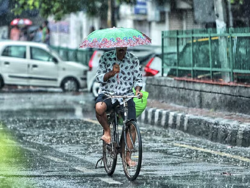 मराठवाड्यात सर्व जिल्ह्यांना पावसाचा यलो अलर्ट दिला आहे. या काळात ताशी 30 ते 40 किलोमीटर वेगाने वादळी वारे वाहण्याची शक्यता आहे. मराठवाड्यात सध्या ऑक्टोबर हिटचे चटके आणि परतीच्या पाऊस अशी विचित्र हवामान स्थिती आहे. छत्रपती संभाजीनगरमधील उष्णतेचा पारा 32 अंशांवर गेला आहे.