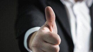 अंगठा उंचावून दाखवणं म्हणजे थम्सअप करणे हे अत्यंत अपमानास्पद मानले जाते.